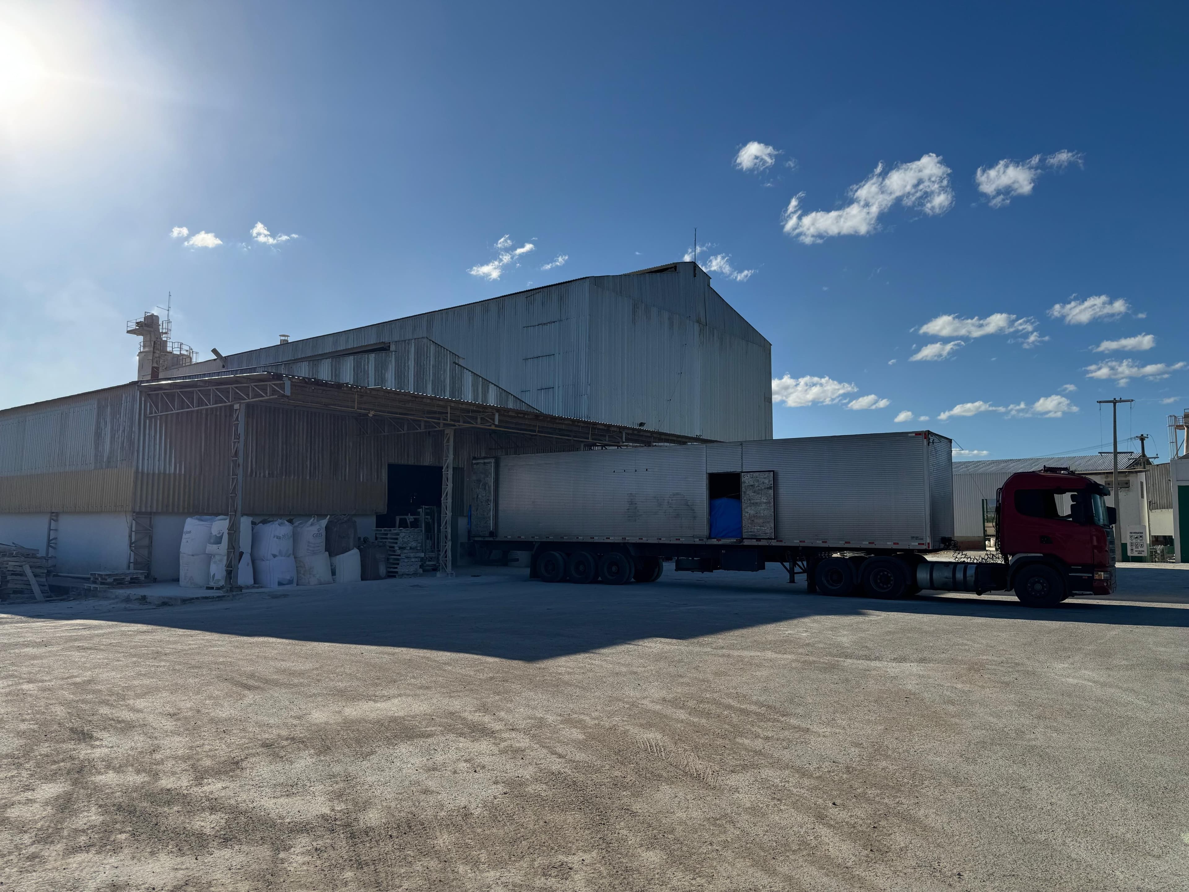 Caminhão vermelho sendo carregado na INGENOR
