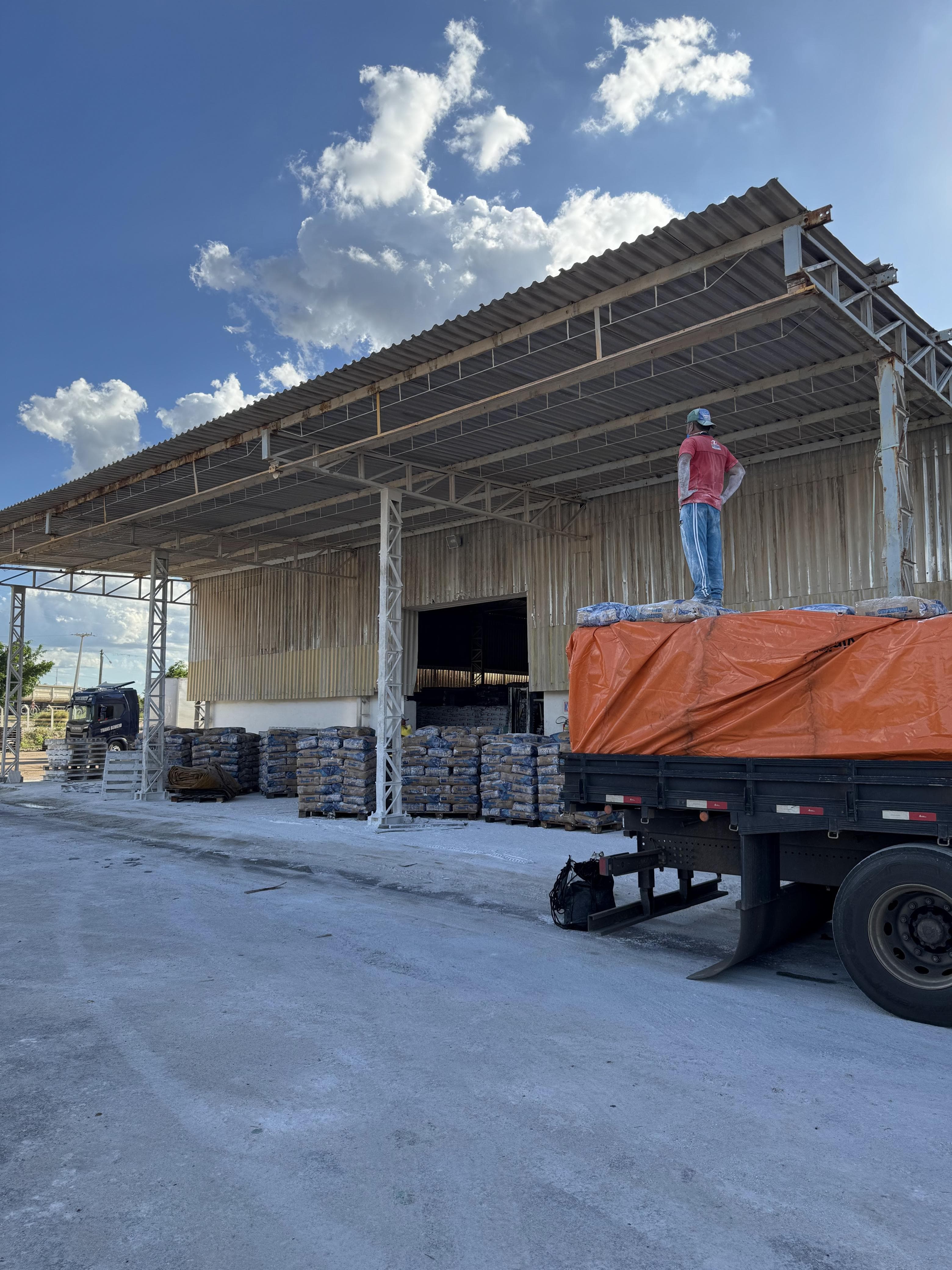 Área externa da fábrica INGENOR com carregamento