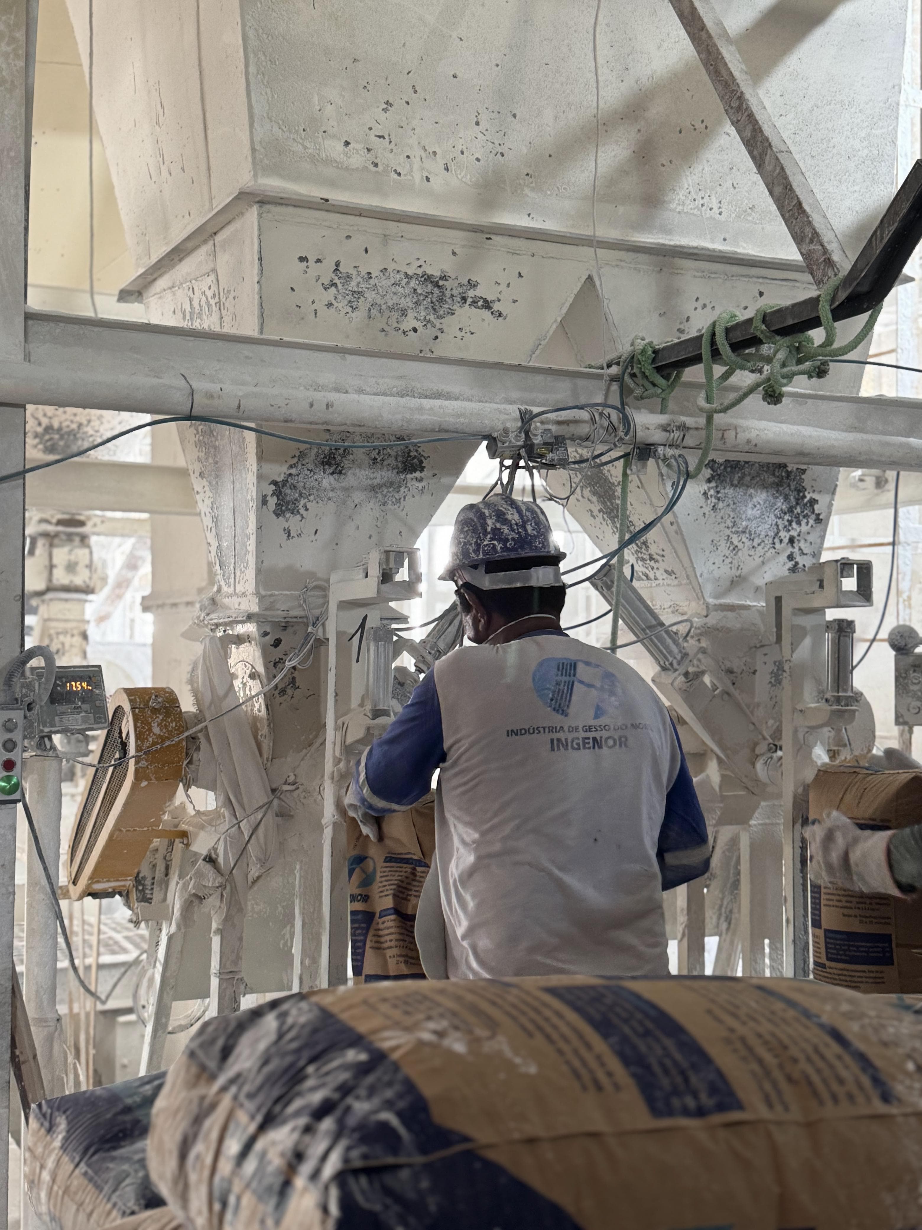 Funcionário especializado operando equipamentos na INGENOR